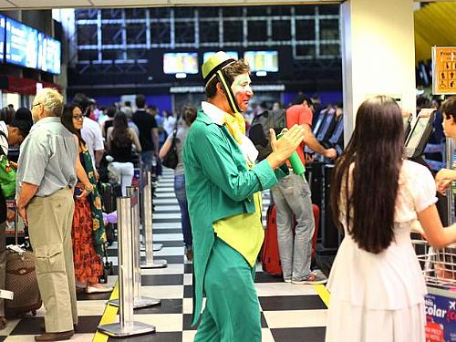 Passageiros enfrentam filas enormes para fazer check-in no Aeroporto de Congonhas, na manhã deste domingo, em São Paulo (SP)