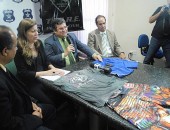 Delegados Carlos Reis, Ana Luiza, Paulo Cerqueira e Antonio Nunes apresentam os materiais apreendidos com o acusado