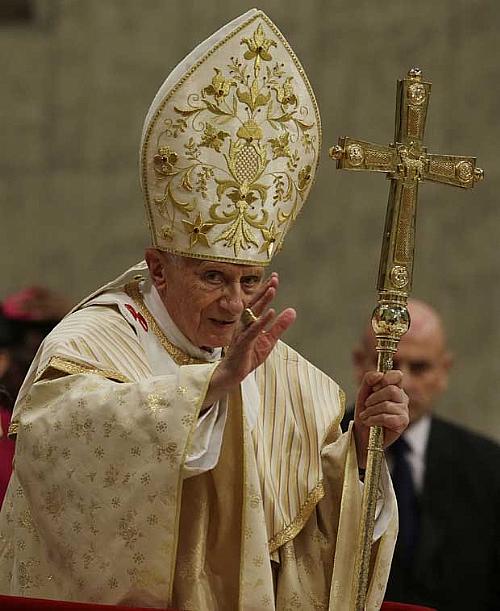 Papa Bento XVI celebra a tradicional Missa do Galo na basílica de São Pedro do Vaticano nesta segunda-feira (24)