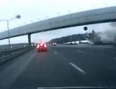 Câmera instalada em carro que trafegava em rodovia flagrou acidente