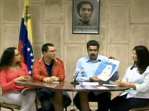 Vice-presidente da Venezuela, Nicolás Maduro lê comunicado na TV estatal, ao lado da filha do presidente Hugo Chávez, Rosa Virginia (esquerda), do ministro da Tecnologia, Jorge Arreaza, e também na presença da procuradora-geral Cilia Flores, em Havana.