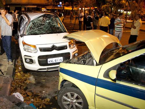 Carro do ator Cláudio Lins colidiu com um táxi num cruzamento em frente à Praça Santos Dumont, na GáveaFernando Quevedo