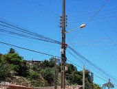 Caçamba derruba fios e moradores ‘perdem’ dezenas de eletroeletrônicos