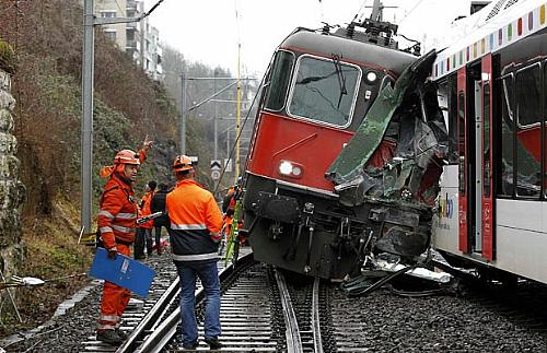 Policiais observam trens de passageiros que se chocaram na manhã desta quinta-feira (10) na Suíça