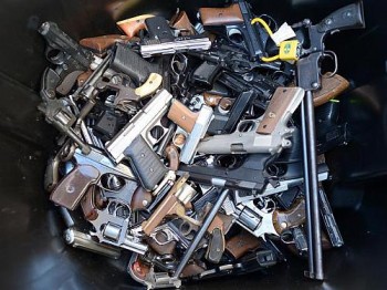 Cesto com armas coletadas em programa de devolução por venda em Los Angeles (arquivo