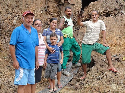 Família de dona Tereza (de óculos) e o pedreiro Edvaldo Silva,de blusa verde, que achou o petróleo no terreno da moradora.