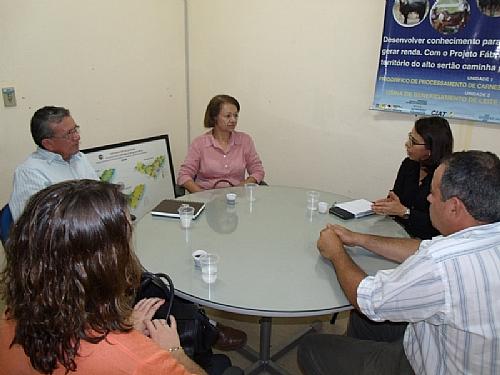 InÊs Pacheco reunida com a prefeita de Olho D'Água das Flores, Ester Damaceno