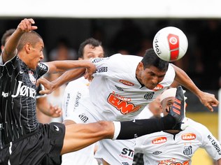 Em 2012, Corinthians usou reservas em clássico contra o Santos por causa da Libertadores.