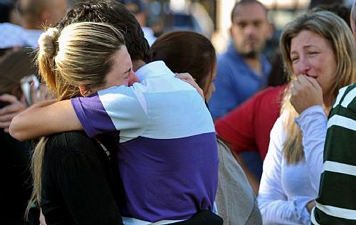 Familiares de vítimas se abraçam em frente a boate Kiss, em Santa Maria