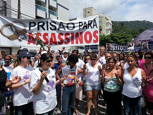 Passeata lembra caso de jovem esfaqueado por R$ 7 no Guarujá, SP