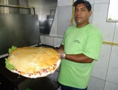 Carivaldo Martins Ramos criou o X-lombada, sanduíche de 5 kg, para atrair clientela