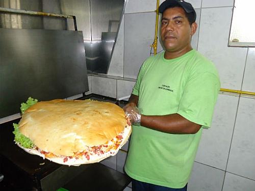 Carivaldo Martins Ramos criou o X-lombada, sanduíche de 5 kg, para atrair clientela