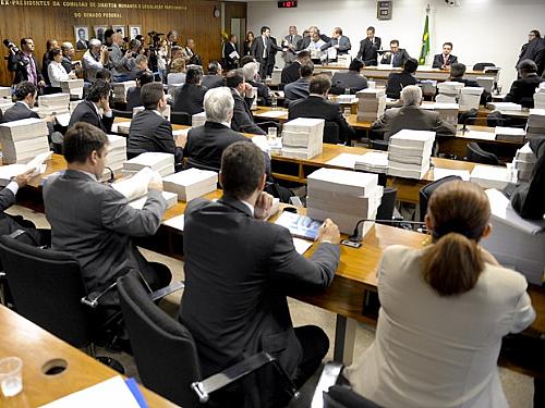 Parlamentares durante sessão de votação do relatório final da CPI do Cachoeira; conclusão com mais de 4 mil páginas foi rejeitado para aprovação de parecer com duas páginas