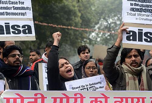 Indianos fazem protesto contra violência contra as mulheres nesta quarta-feira (2)