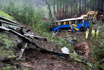 Ônibus caiu em barranco em Portugal neste domingo (27); dez pessoas morreram