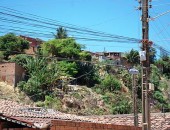 Caçamba derruba fios e moradores ‘perdem’ dezenas de eletroeletrônicos