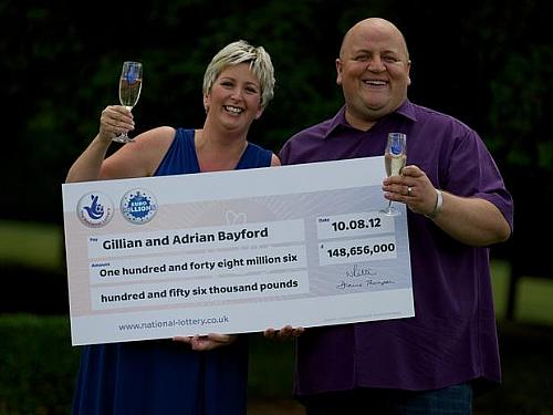 Adrian (dir.) e Gillian Bayford posam com o cheque milionário em agosto de 2012