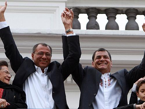Correa e o vice-presidente Jorge Glass (à esquerda) comemoram vitória obtida já no primeiro turno