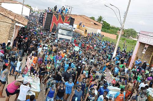 Cerc de 40 mil foliões acompanharam o desfile do Tudo Azul em Murici
