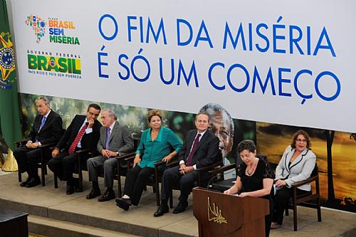 Renan participa ao lado de Dilma de solenidade oficial no Palácio do Planalto