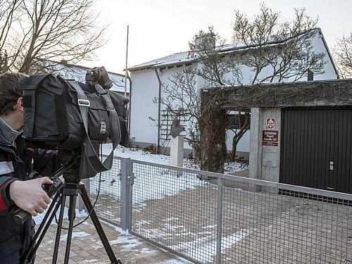 Um repórter de televisão filma o exterior da casa onde o Papa Bento XVI viveu, próximo a Regensburg, na Alemanha.