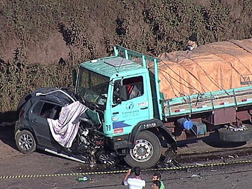Batida entre carro e caminhão deixou cinco mortos