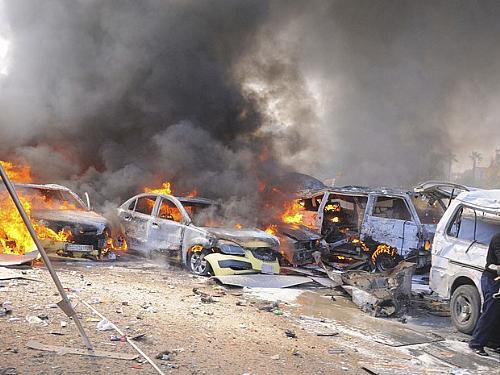 Veículos queimam após uma explosão no centro de Damasco