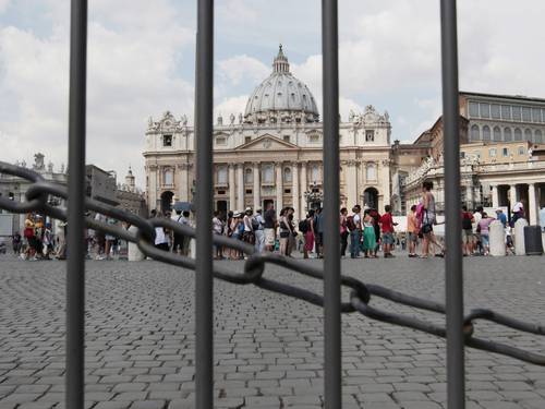 Turistas se reúnem na praça de São Pedro no Vaticano Gregorio
