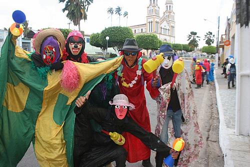 Caretas e Bonecos animam carnaval em Igreja Nova