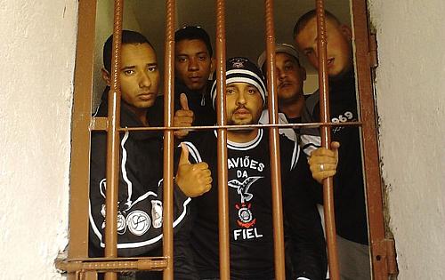 Os 12 torcedores estão presos na penitenciária San Pedro, a 200m do estádio