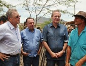 Teotonio, prefeito Luizinho e Renan conversam com o criador José Edmilson no povoado Cedro