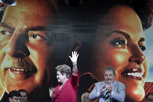 A presidente Dilma Rousseff e o ex-presidente Lula na cerimônia de comemoração dos dez anos do PT no governo, realizada em Sâo Paulo