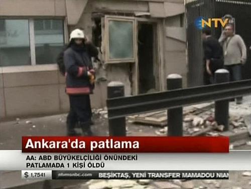 Imagem da TV local mostra policial no local da explosão em frente ao prédio da Embaixada dos EUA em Ancara, na Turquia, nesta sexta-feira (1º)