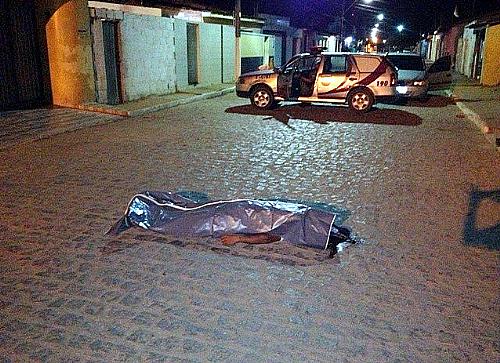 Em Campo Alegre, vítima foi morta em via pública