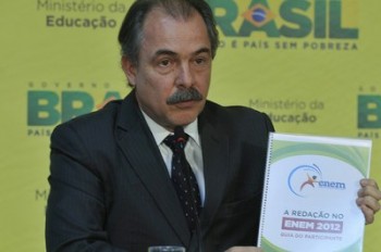 Aloizio Mercadante, ministro da Educação, durante lançamento do manual de redação do Enem 2012