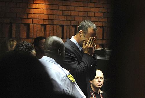 Pistorius chora nesta sexta-feira (15) durante audiência que o acusou formalmente pela morte de sua namorada