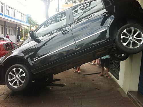 Carro subiu em cima de um banco em Blumenau