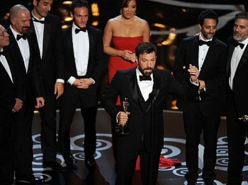 Ao lado da equipe de 'Argo', Ben Affleck agradece o Oscar de melhor filme