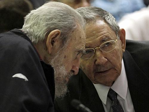 Fidel Castro e Raúl Castro participam da Assembleia Naciona neste domingo (24), em Cuba