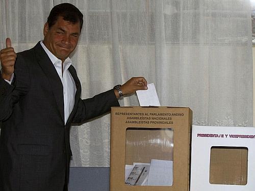 Presidente do Equador, Rafael Correa, vota neste domingo (17) em Quito