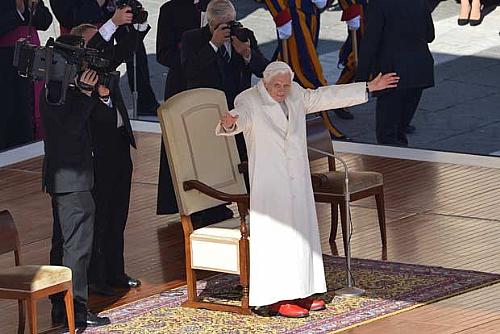 O Papa Bento XVI saúda os fiéis na audiência pública desta quarta-feira (27) no Vaticano
