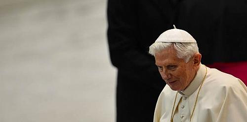 O Papa Bento XVI em encontro com sacerdotes nesta quinta-feira (14) na Sala Paulo VI, no Vaticano