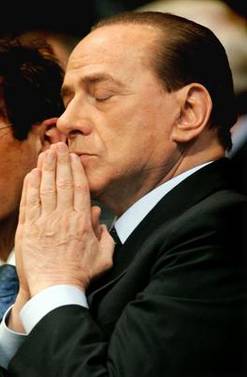 Berlusconi durante uma missa em 2005 pela saúde do Papa João Paulo II: saída do sucessor pode atrapalhar sua campanha