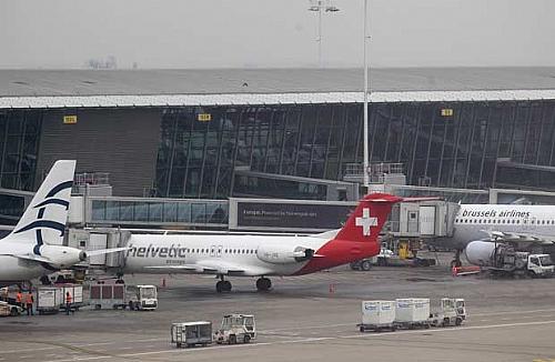 Avião da Helvetic Airways do qual a carga de diamantes foi roubada nesta terça-feira (19) na pista do aeroporto internacional de Bruxelas