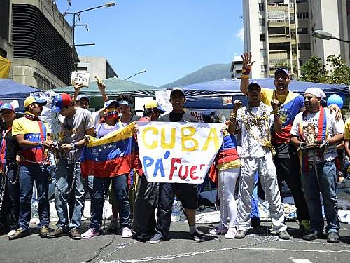 Em protesto, estudantes venezuelanos exigem saber real situação de saúde do presidente Hugo Chávez
