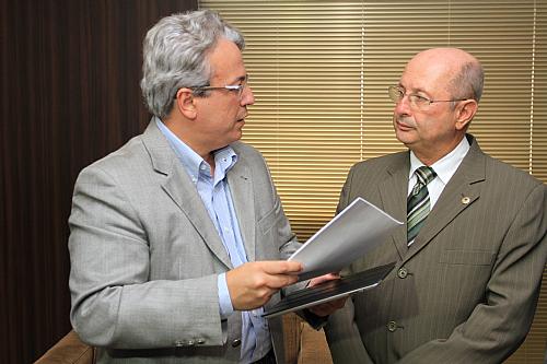 Soares entrega PCCS da Educação ao presidente da ALE