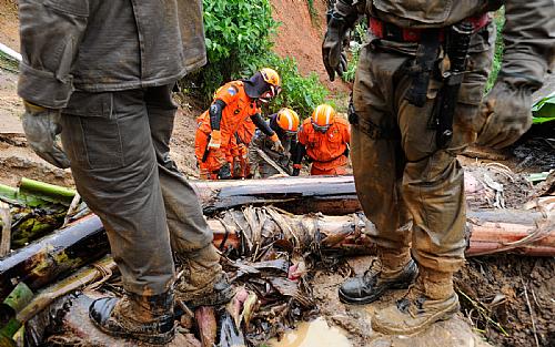 Bombeiros procuram corpos de vítimas em meio a deslizamento em Petrópolis