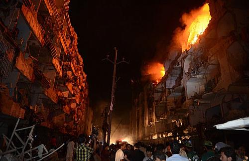 Paquistaneses correm para a rua após a explosão de uma bomba em Karachi