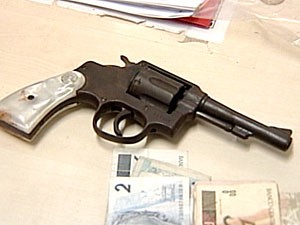 Polícia apreendeu arma e dinheiro com o suspeito