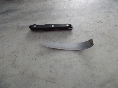 Partes da faca utilizada por Nivaldo ao tentar matar o próprio pai